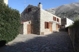 echo_house_exterior_2